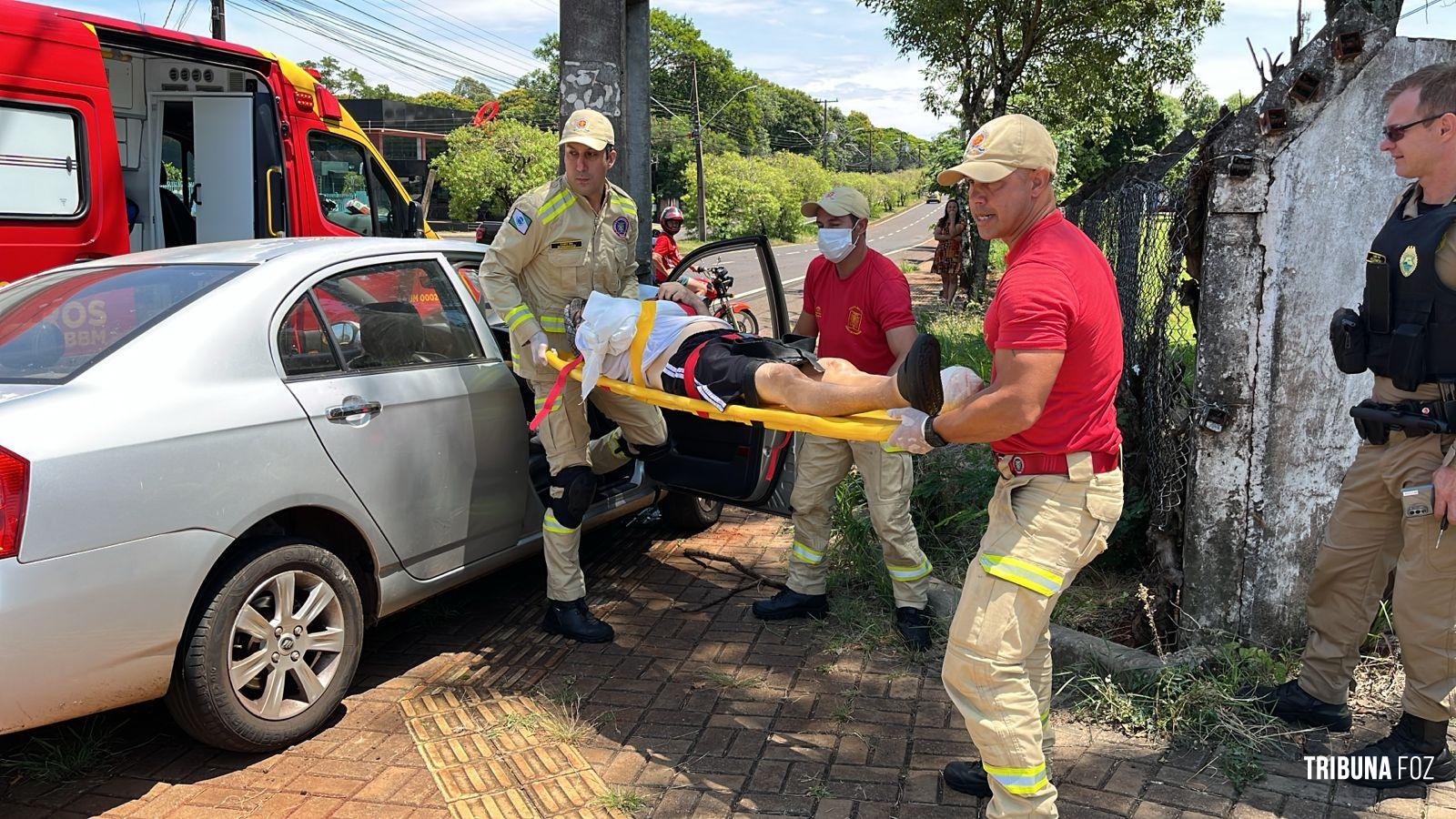 Siate socorre pai e filho após veículo colidir contra um poste na Vila A Siate socorre pai e filho após veículo colidir contra um poste na Vila A