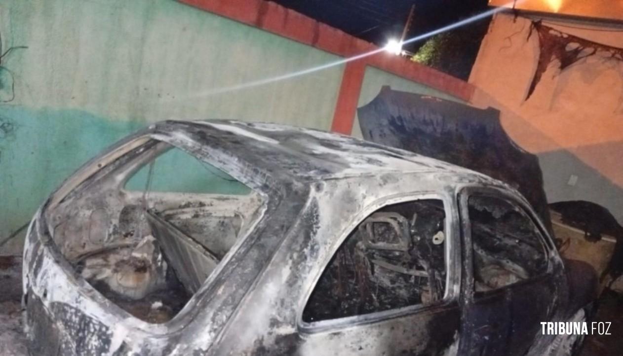 Veículo é consumido pelo fogo no pátio de uma residência em Ciudad Del Este Veículo é consumido pelo fogo no pátio de uma residência em Ciudad Del Este