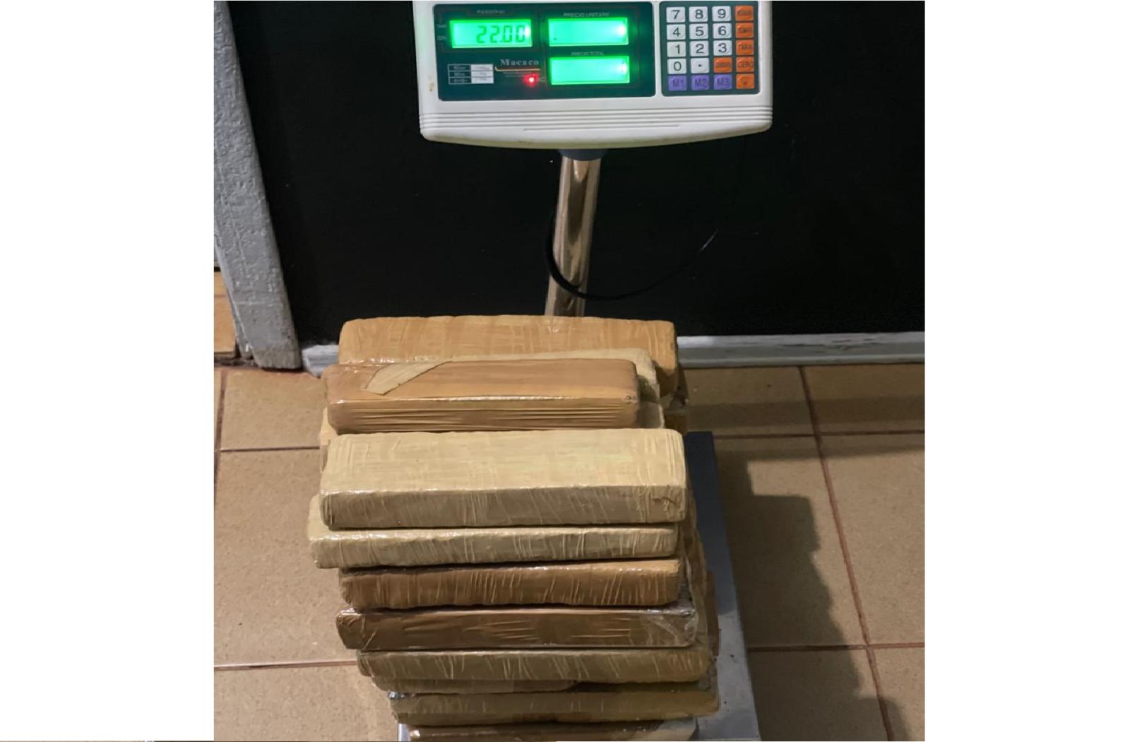 BPFRON apreende em Medianeira um menor que transportava 22 Kg de maconha em ônibus com destino a São Paulo BPFRON apreende em Medianeira um menor que transportava 22 Kg de maconha em ônibus com destino a São Paulo