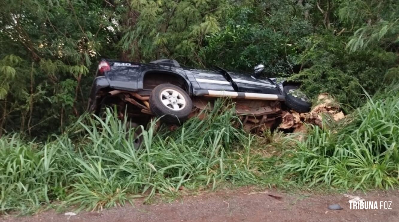 Caminhonete sai da pista e colide contra árvore na PR-497 em Missal Caminhonete sai da pista e colide contra árvore na PR-497 em Missal