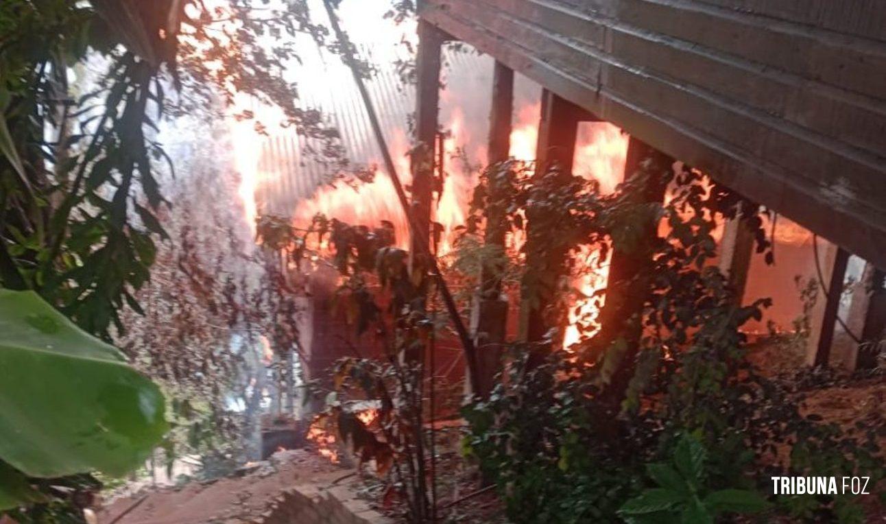 Casa é consumida pelo fogo no Bairro Santa Rosa em Puerto Iguazu, na Argentina Casa é consumida pelo fogo no Bairro Santa Rosa em Puerto Iguazu, na Argentina