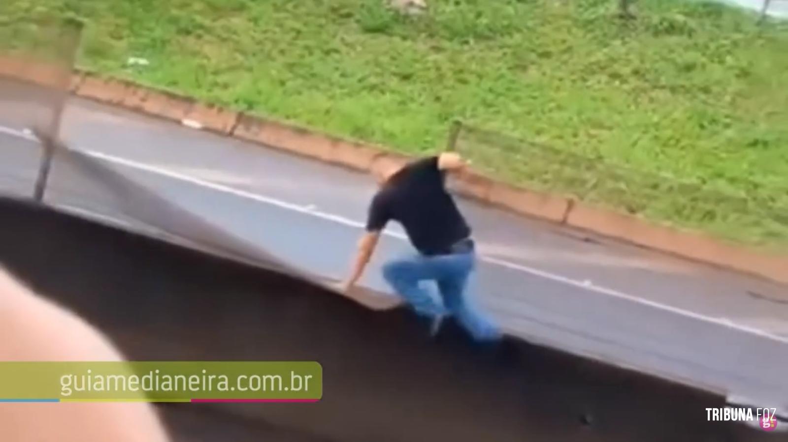Cena de filme em Medianeira: Motorista foge da Receita Federal na BR-277 e pula cerca para escapar Cena de filme em Medianeira: Motorista foge da Receita Federal na BR-277 e pula cerca para escapar