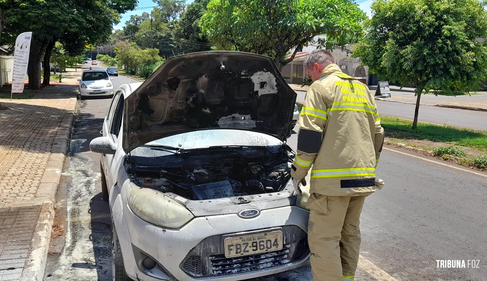 Incêndio a veículo na Av. Safira mobiliza o Corpo de Bombeiros Incêndio a veículo na Av. Safira mobiliza o Corpo de Bombeiros