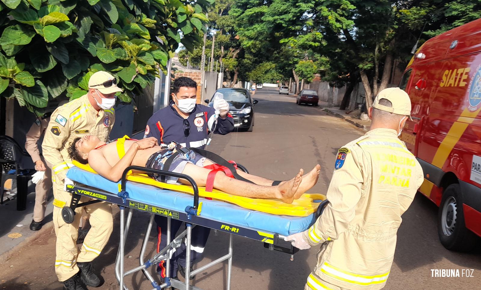 Jovem é alvejado com dois tiros na Vila Adriana II em plena luz do dia Jovem é alvejado com dois tiros na Vila Adriana II em plena luz do dia