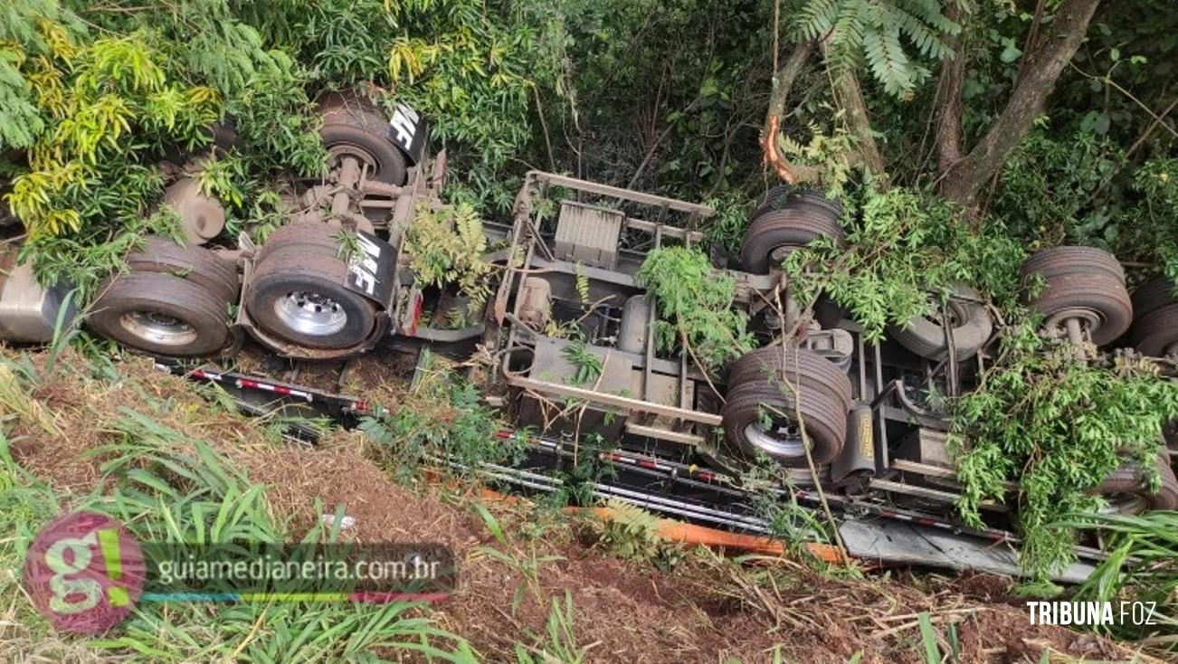 Motorista morre após carreta sair da pista e tombar na BR-277, em Medianeira