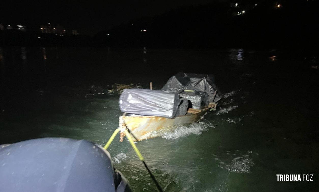 Policia Federal apreende barco com cigarros e eletrônicos contrabandeados próximo a Ponte da Amizade