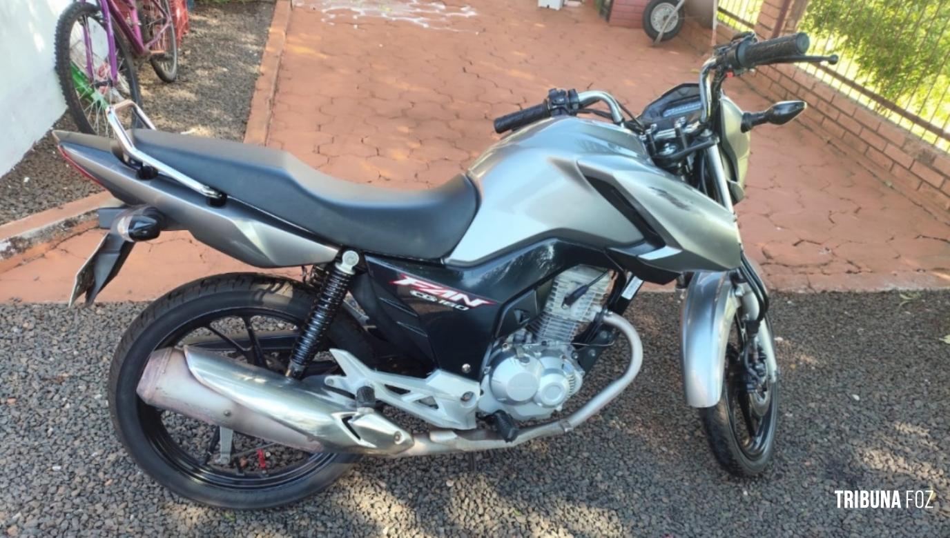 Polícia Militar apreende motocicleta irregular no centro de Itaipulândia Polícia Militar apreende motocicleta irregular no centro de Itaipulândia
