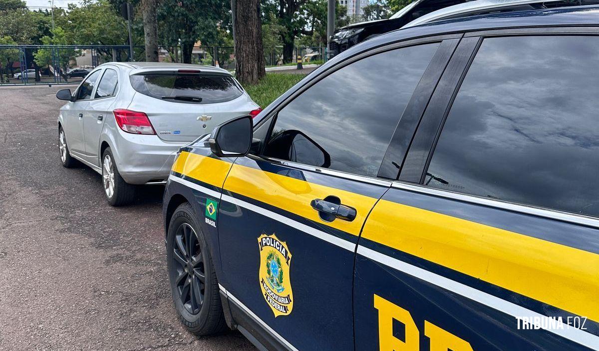 PRF apreende carro clonado com documento falso na Ponte da Amizade PRF apreende carro clonado com documento falso na Ponte da Amizade