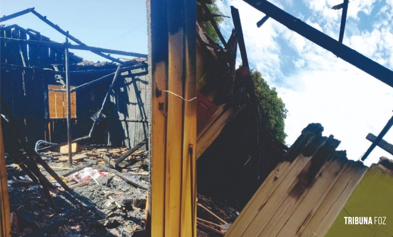Tragédia na Madrugada: Casa é consumida por incêndio em São Miguel do Iguaçu Tragédia na Madrugada: Casa é consumida por incêndio em São Miguel do Iguaçu