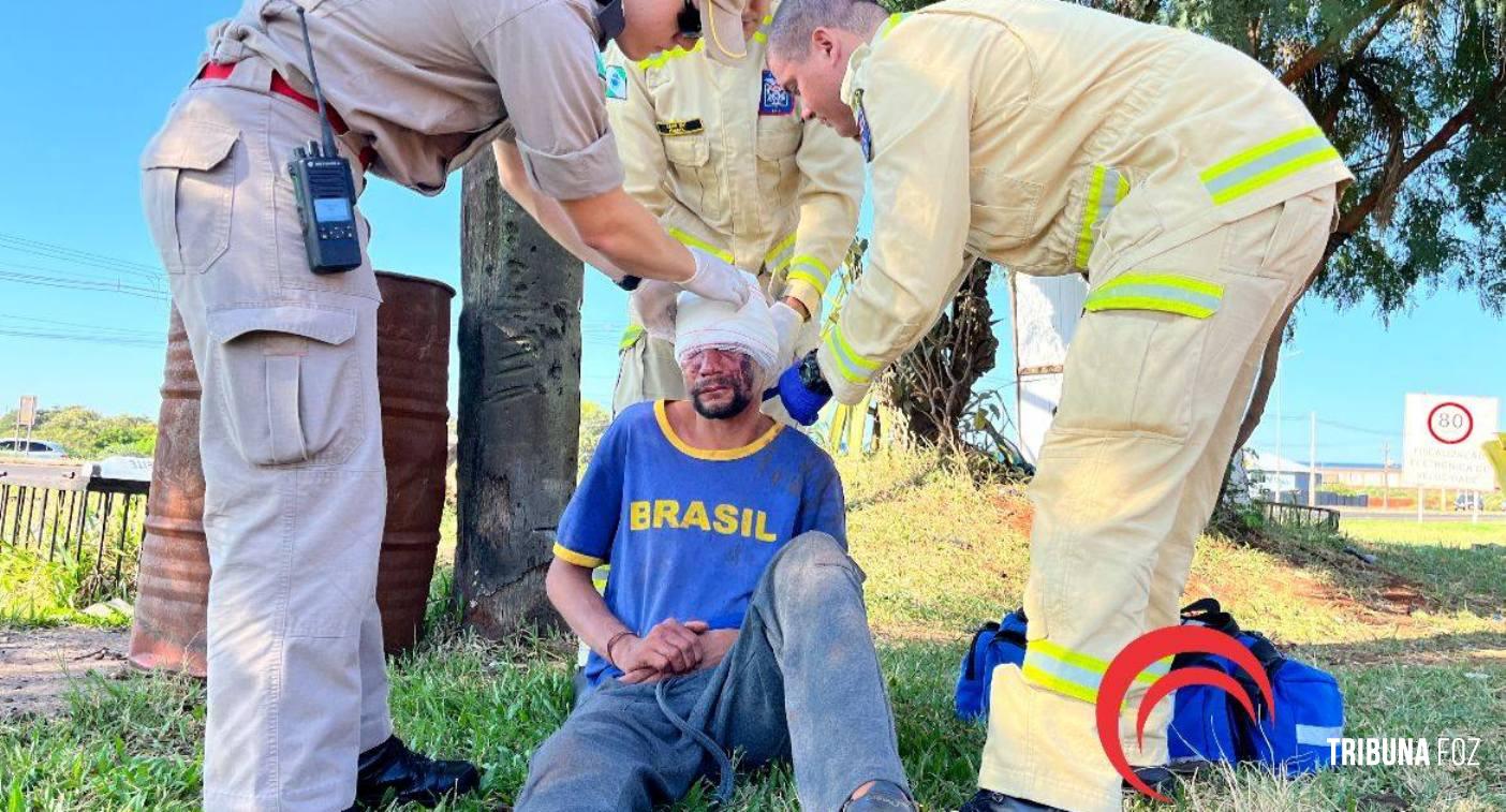 Homem é brutalmente agredido na marginal da BR-277, no Bairro Três Lagoas Homem é brutalmente agredido na marginal da BR-277, no Bairro Três Lagoas