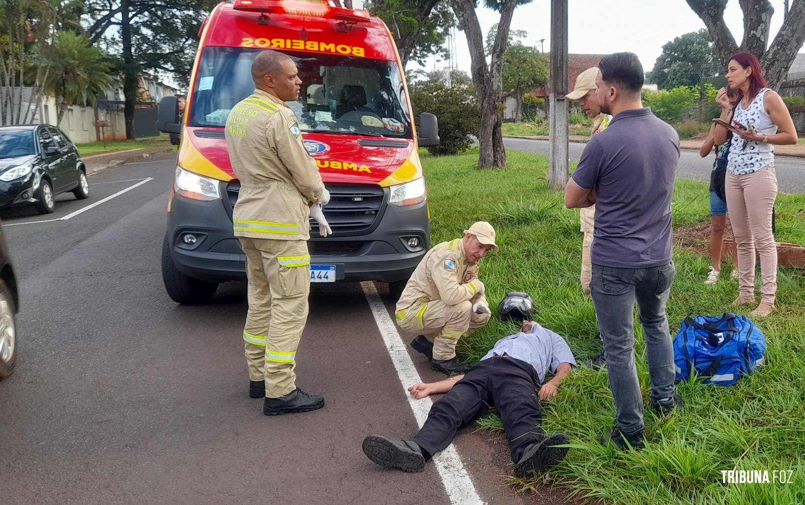 Motociclista é socorrido pelo Siate na Av. Javier Koelbel