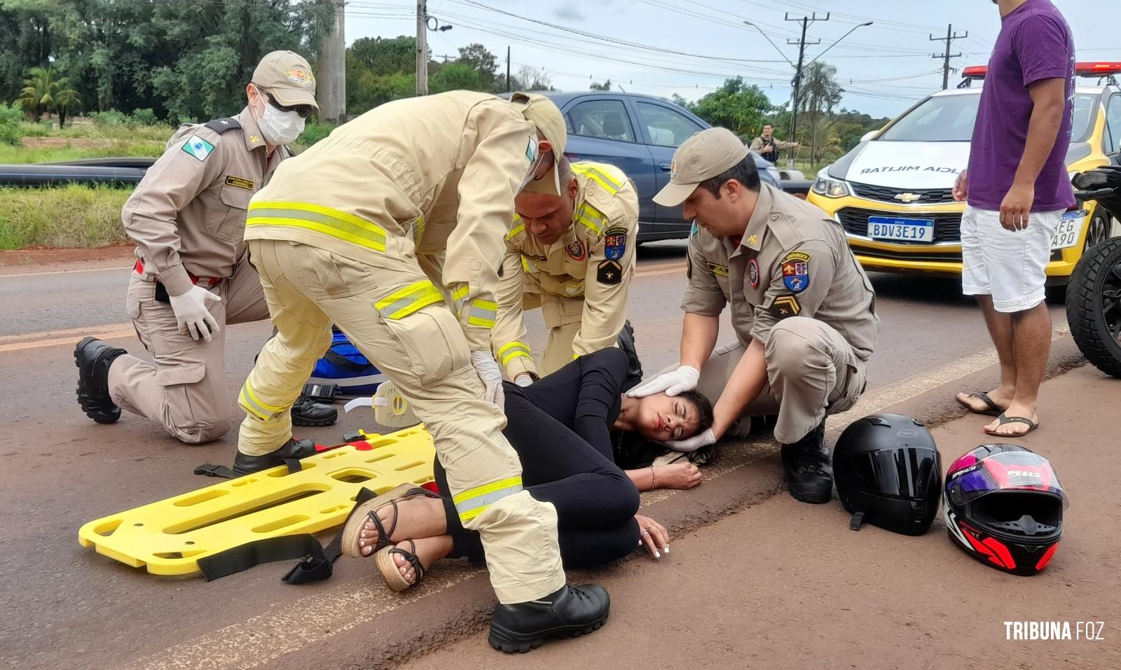 Passageira de moto é socorrida pelo Siate após colisão traseira na Av. das Cataratas