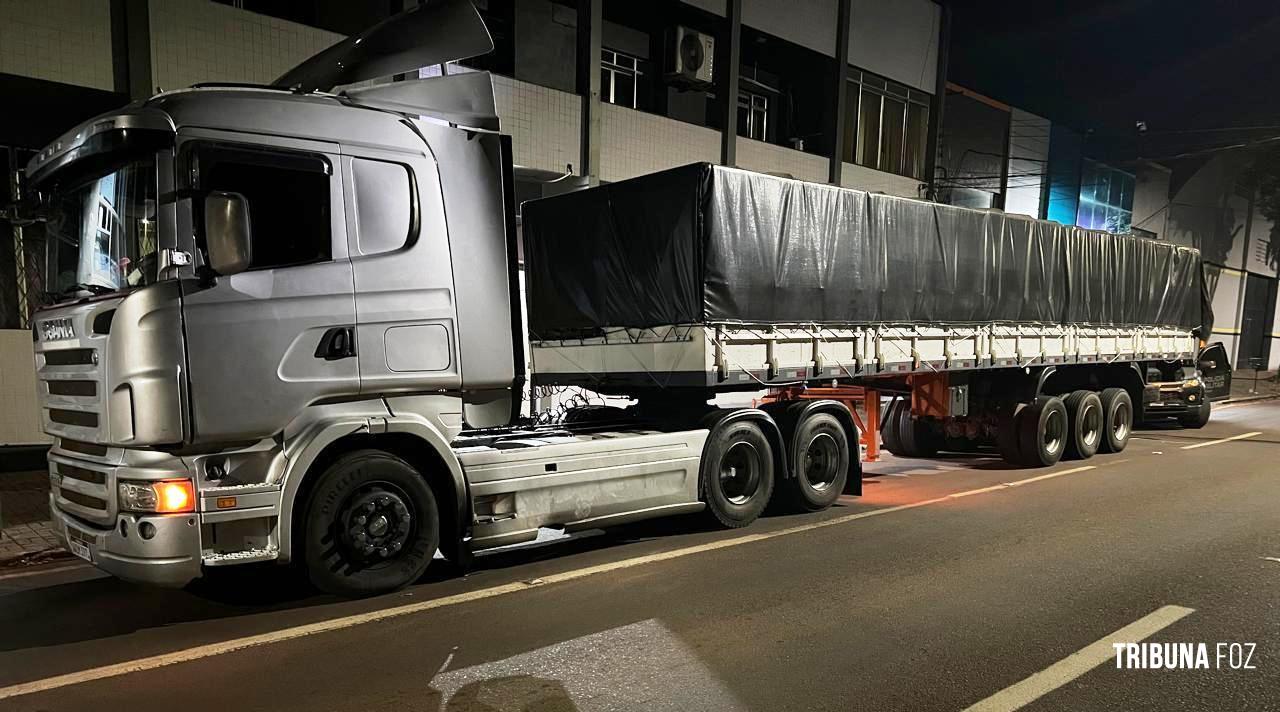 BPFRON e PF prendem caminhoneiro paraguaio com 40 mil pacotes de cigarros em Santa Tereza do Oeste BPFRON e PF prendem caminhoneiro paraguaio com 40 mil pacotes de cigarros em Santa Tereza do Oeste