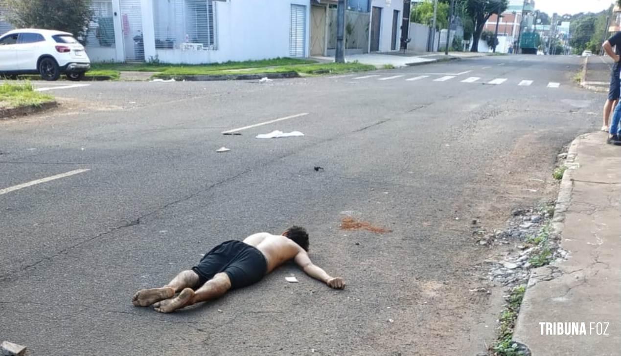 Homem é morto a tiros no meio da rua na Vila Portes em Foz do Iguaçu Homem é morto a tiros no meio da rua na Vila Portes em Foz do Iguaçu