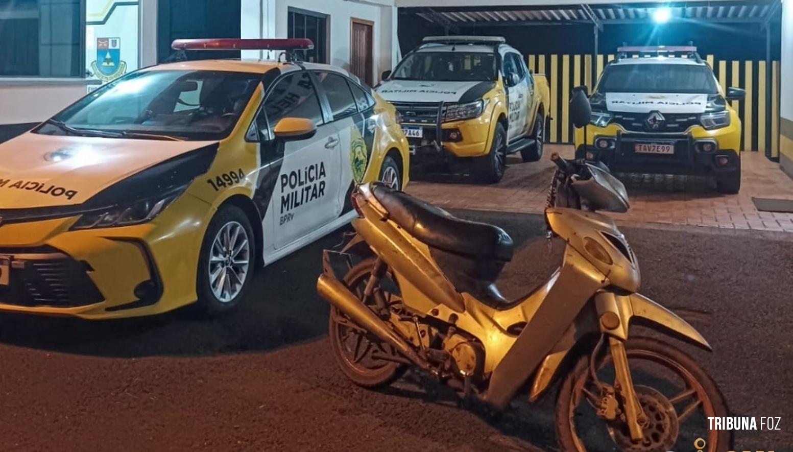 Homem embriagado é preso pilotando motoneta sem placa e com 18 anos sem registro em Santa Helena