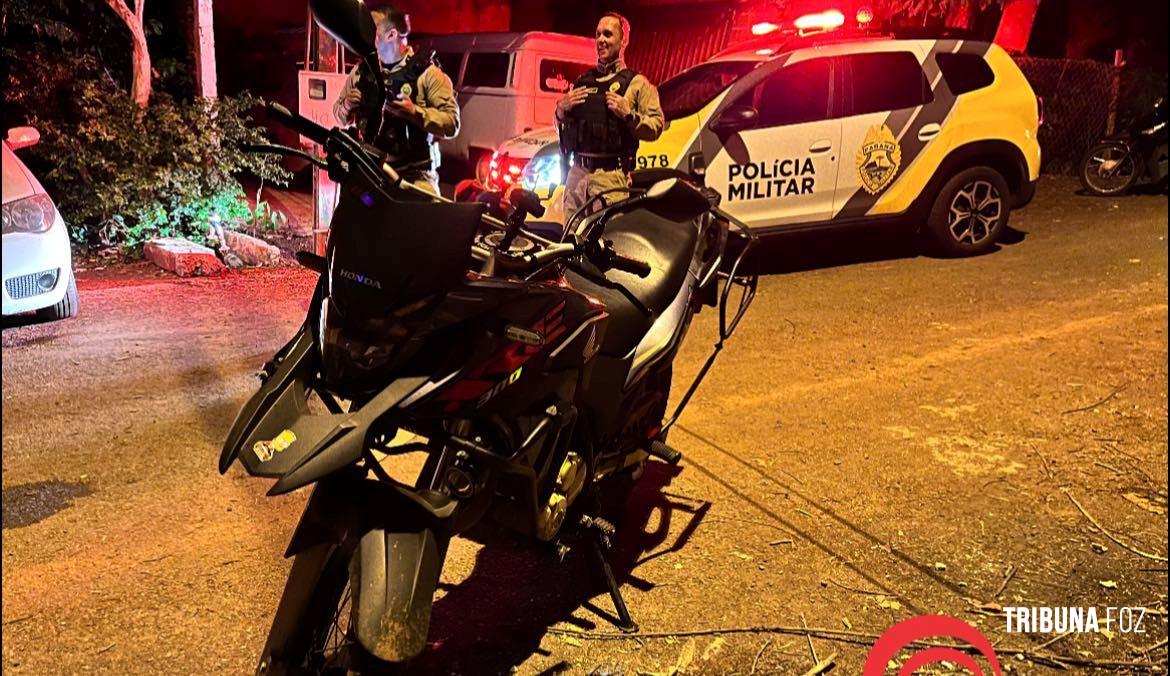 Polícia Militar recupera motocicleta roubada minutos após o crime em Foz do Iguaçu Polícia Militar recupera motocicleta roubada minutos após o crime em Foz do Iguaçu