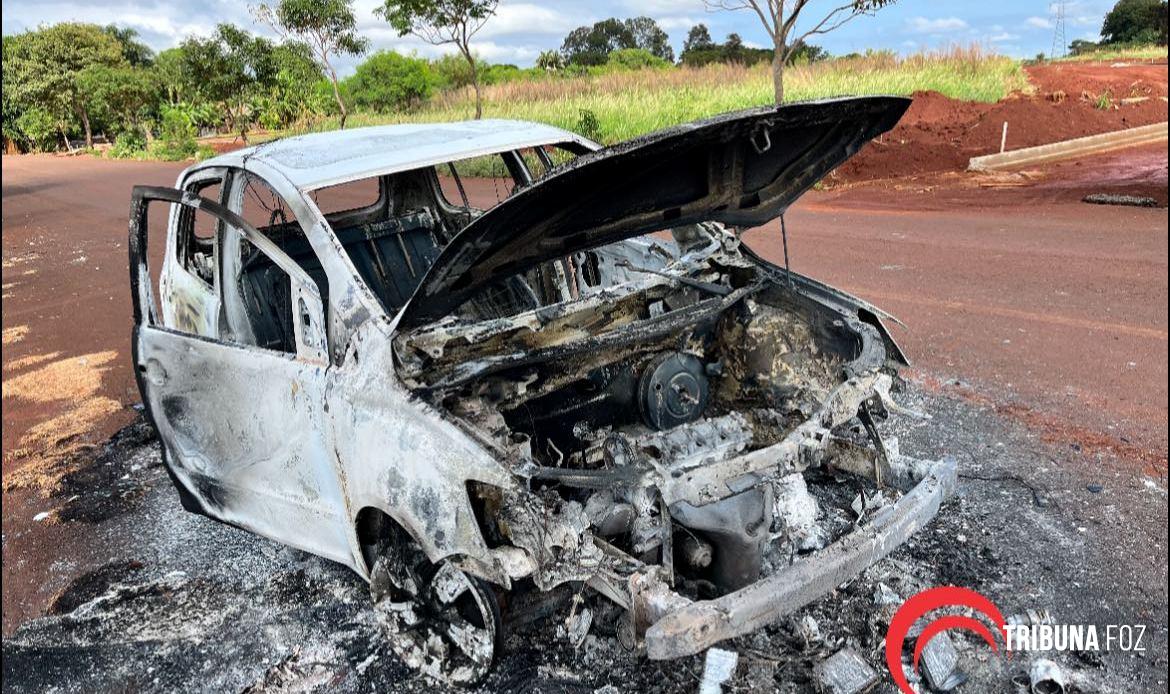Veículo furtado de motorista de aplicativo é encontrado incendiado no Jardim das Oliveiras Veículo furtado de motorista de aplicativo é encontrado incendiado no Jardim das Oliveiras