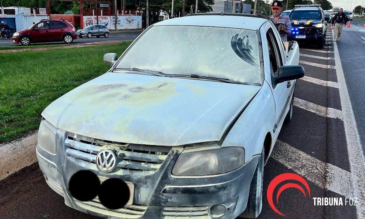 Veículo pega fogo na BR-277 após motorista sentir cheiro de combustível Veículo pega fogo na BR-277 após motorista sentir cheiro de combustível