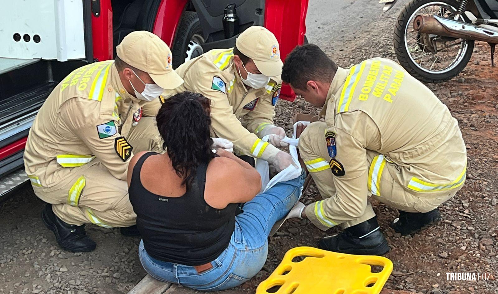 Bombeiros socorrem mulher após acidente de trânsito na Av. JK Bombeiros socorrem mulher após acidente de trânsito na Av. JK