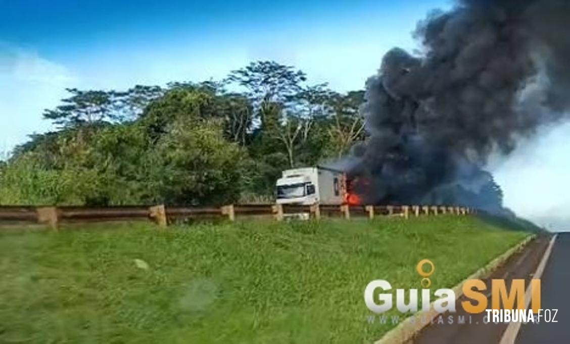 Caminhão pega fogo na BR-277 em São Miguel do Iguaçu Caminhão pega fogo na BR-277 em São Miguel do Iguaçu
