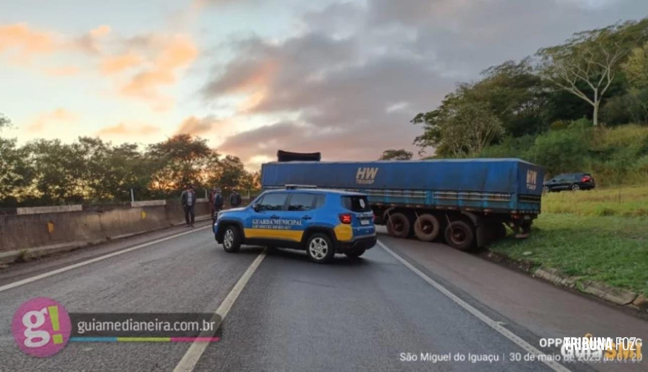 Carreta paraguaia sofre pane e interdita BR-277 na Serra do Mico