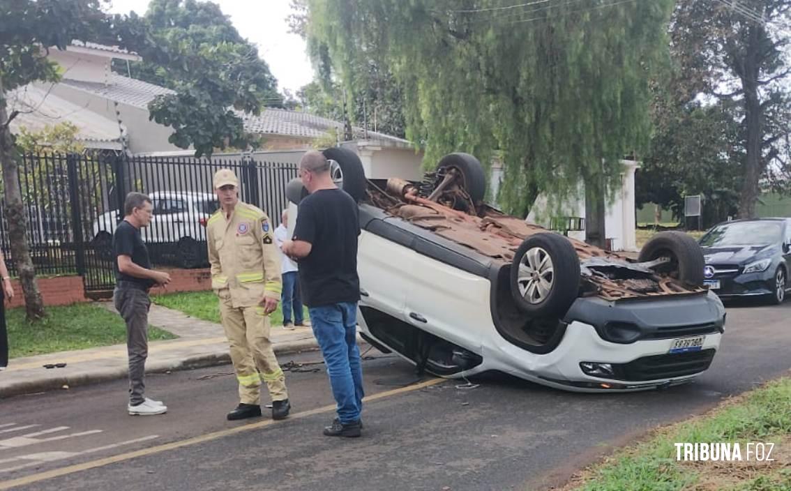 Colisão seguido de capotamento na Vila Yolanda Colisão seguido de capotamento na Vila Yolanda