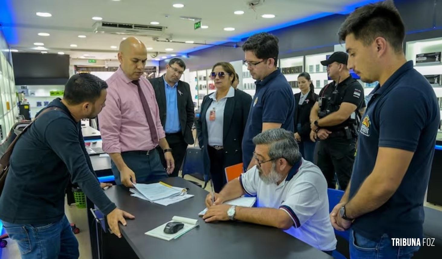 Fiscais fecham loja comercial no Edifício Nasa denunciada de fraude e extorsão a turistas no centro de Ciudad Del Este Fiscais fecham loja comercial no Edifício Nasa denunciada de fraude e extorsão a turistas no centro de Ciudad Del Este