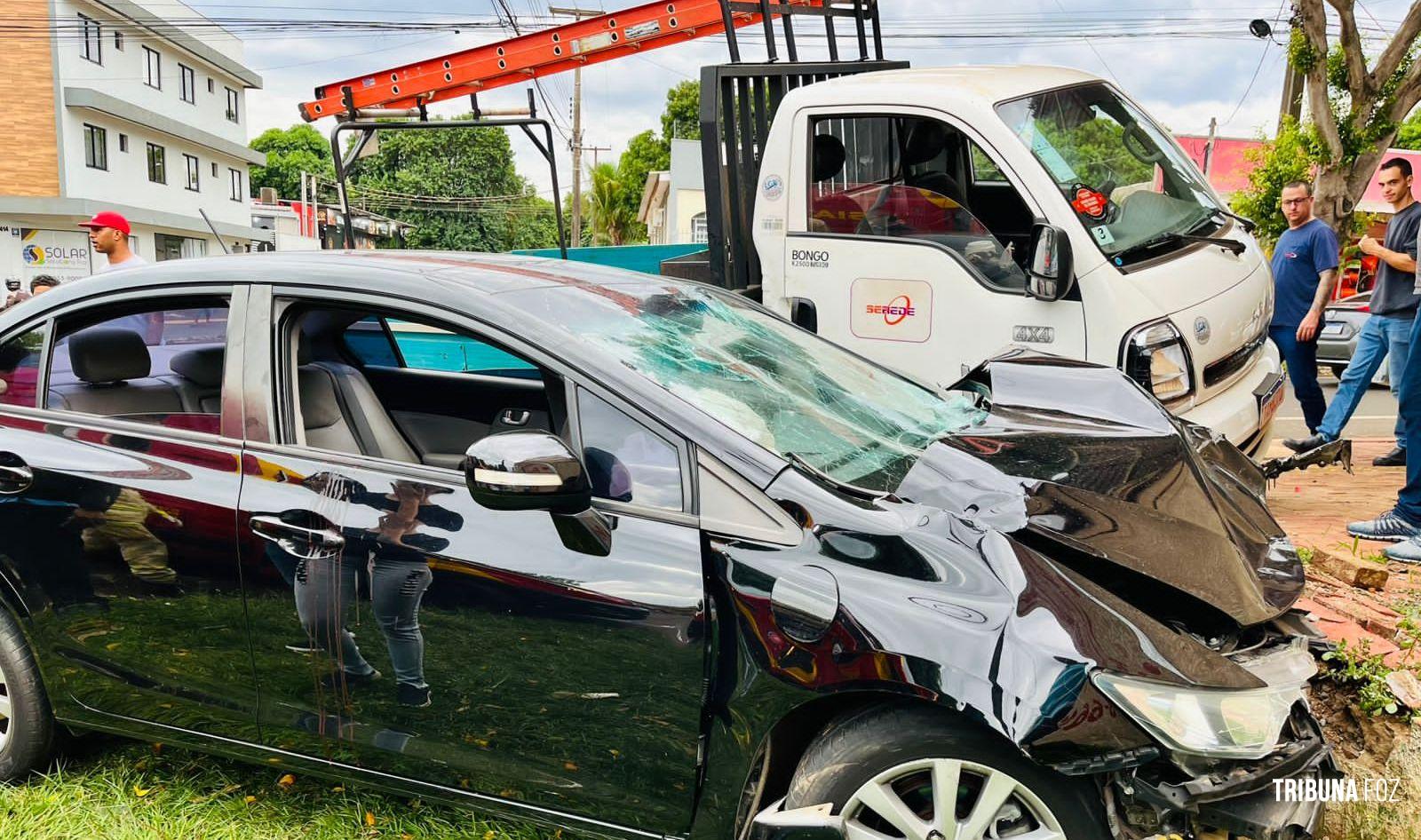 Grave colisão entre carro e caminhão deixa dois feridos na Av. Mário Filho no bairro Morumbi 