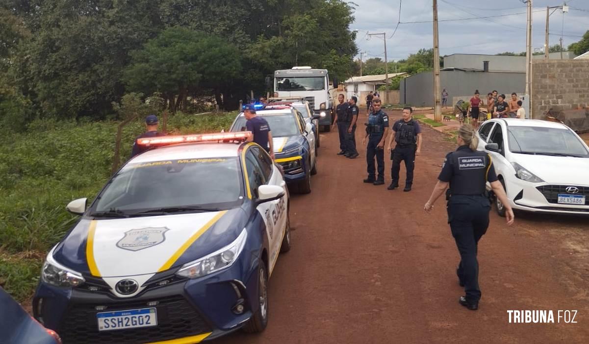 Guarda Municipal e demais órgãos da prefeitura impedem invasão de área pública no Bairro Três Lagoas Guarda Municipal e demais órgãos da prefeitura impedem invasão de área pública no Bairro Três Lagoas