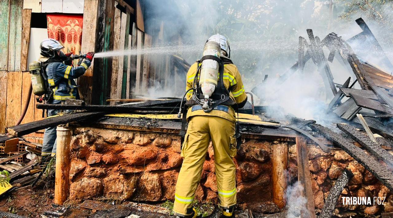 Homem ateia fogo na própria casa após término de relacionamento na Favela da Sadia em Foz do Iguaçu 