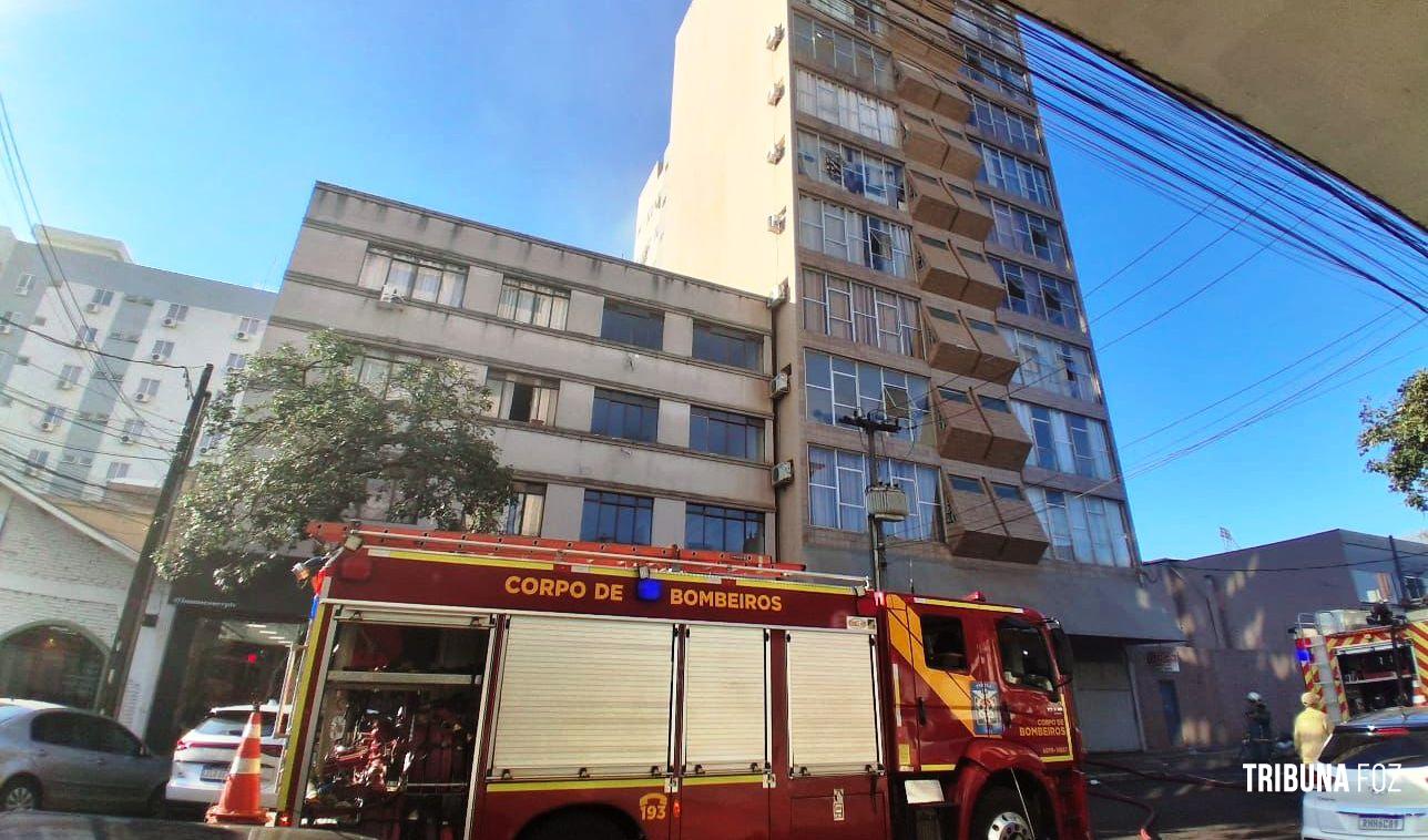 Incêndio atinge apartamento no centro de Foz do Iguaçu e mobiliza grande operação de resgate Incêndio atinge apartamento no centro de Foz do Iguaçu e mobiliza grande operação de resgate
