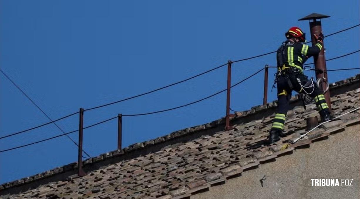 Instalada na Capela Sistina chaminé que anunciará o novo papa Instalada na Capela Sistina chaminé que anunciará o novo papa
