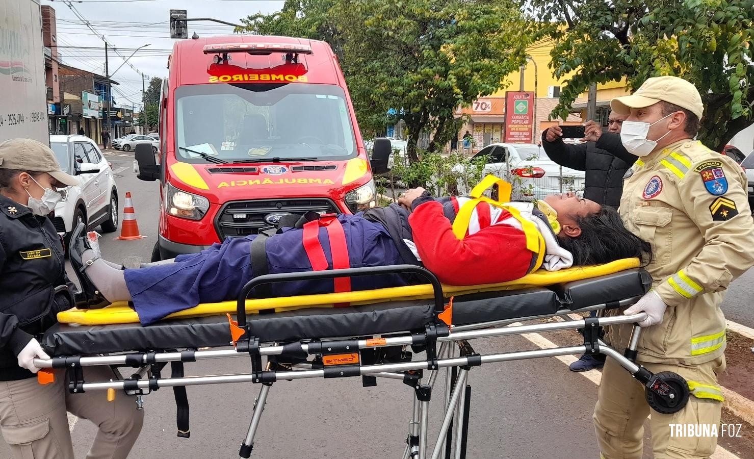 Motociclista é socorrida pelo Siate após colidir a moto que pilotava contra um carrinho de reciclados no Porto Meira Motociclista é socorrida pelo Siate após colidir a moto que pilotava contra um carrinho de reciclados no Porto Meira