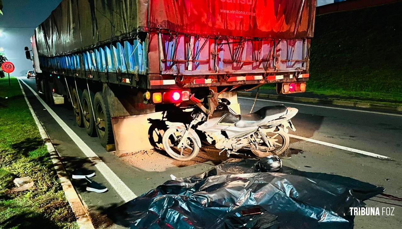 Motociclista universitária colide na traseira de uma carreta e morre na AV. Paraná Motociclista universitária colide na traseira de uma carreta e morre na AV. Paraná