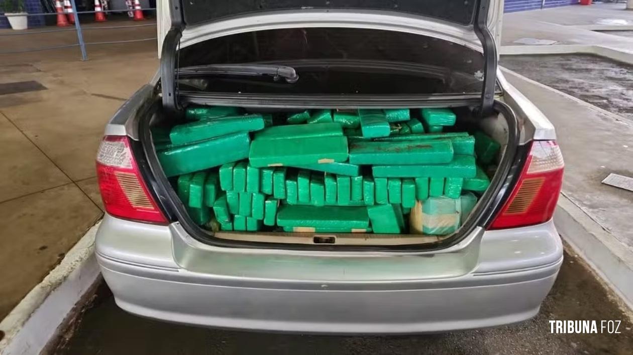 Motorista que levava 364 Kg de maconha no porta-malas tenta fugir de abordagem e é preso na Ponte da Amizade Motorista que levava 364 Kg de maconha no porta-malas tenta fugir de abordagem e é preso na Ponte da Amizade
