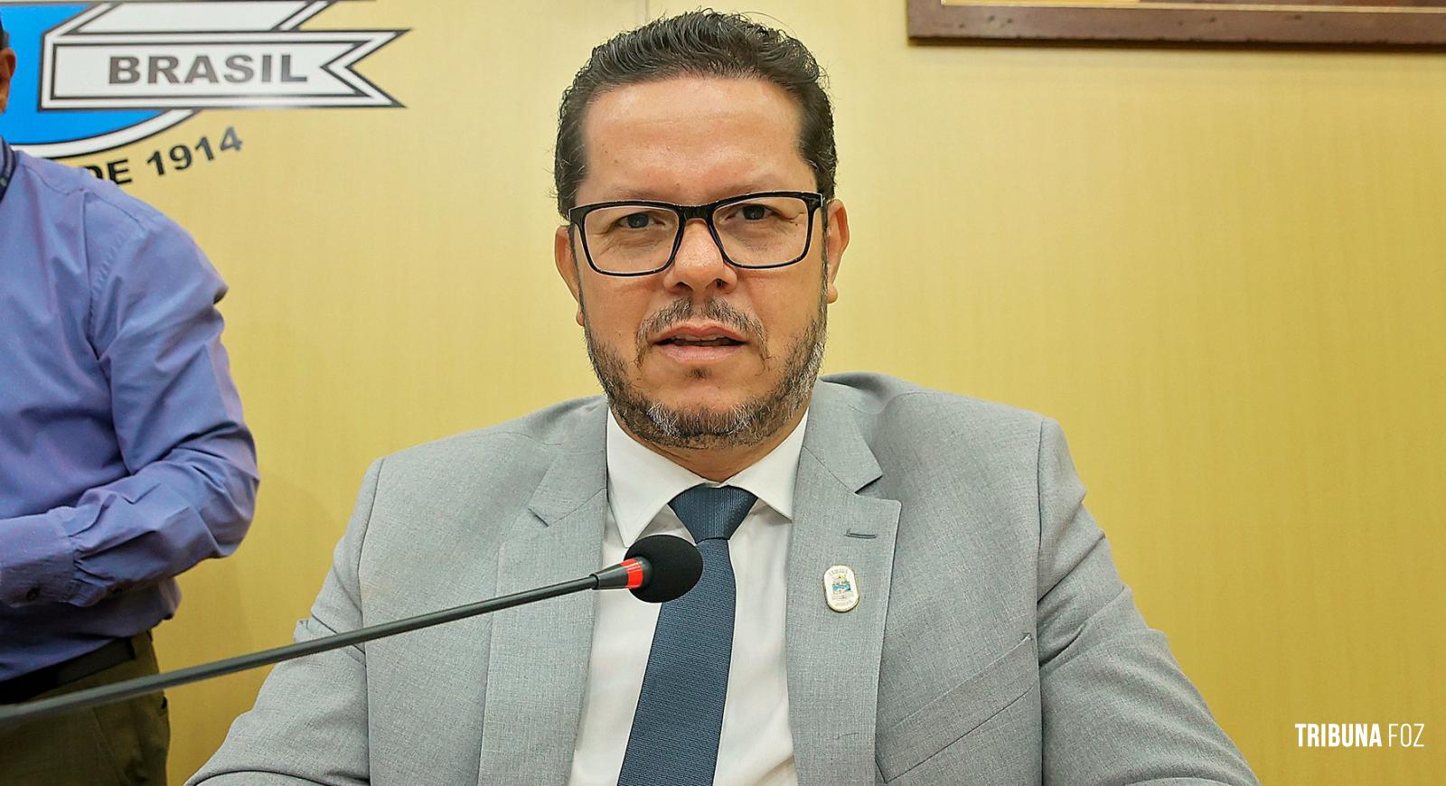 Presidente da Câmara de Foz desrespeita a Lei e autoriza aquisição de artigo de luxo sem licitação Presidente da Câmara de Foz desrespeita a Lei e autoriza aquisição de artigo de luxo sem licitação