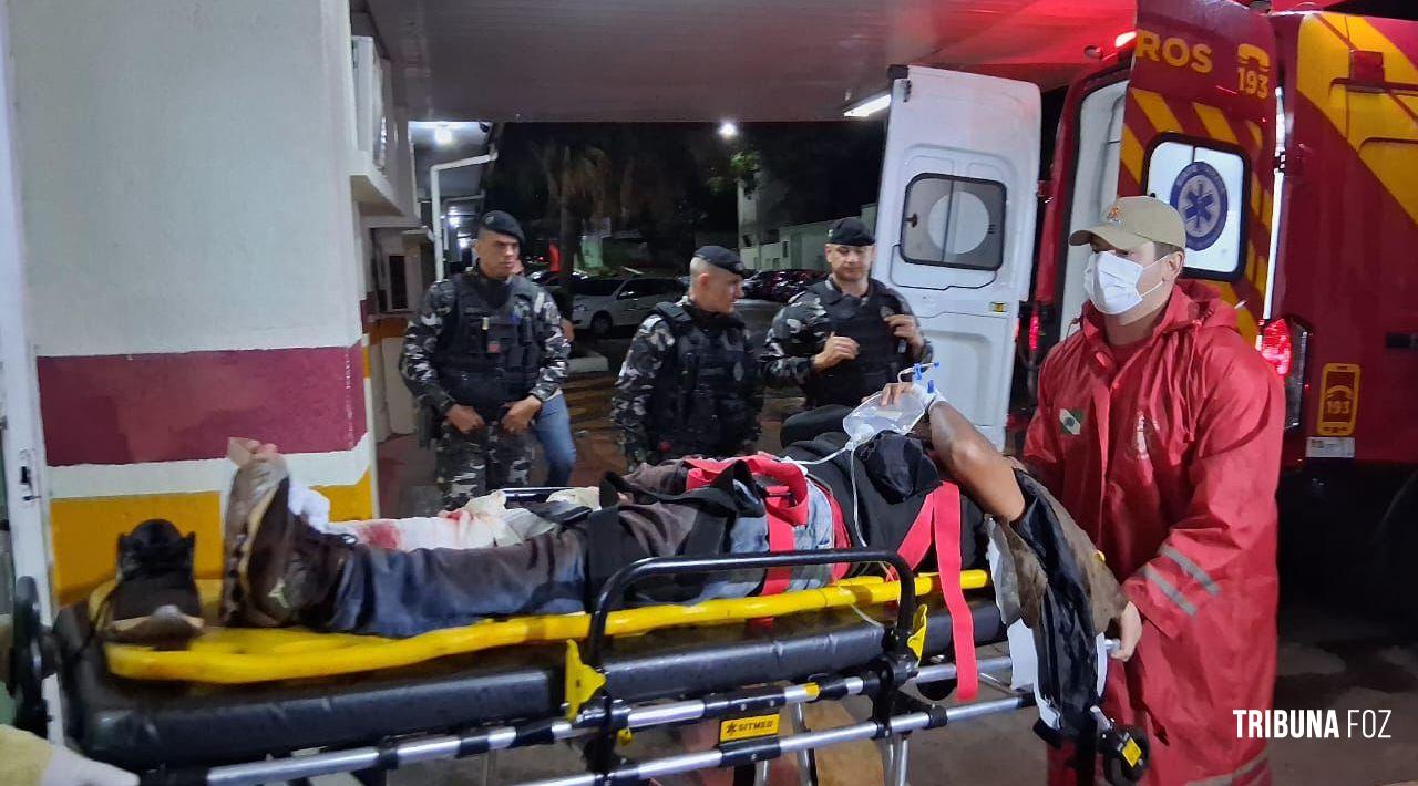 Taxista paraguaio é assaltado e criminosos trocam tiros com a PM. Um assaltante ficou ferido Taxista paraguaio é assaltado e criminosos trocam tiros com a PM. Um assaltante ficou ferido