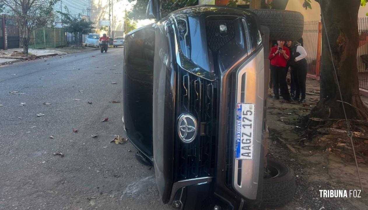 Caminhonete Toyota tomba após colisão em Ciudad Del Este Caminhonete Toyota tomba após colisão em Ciudad Del Este