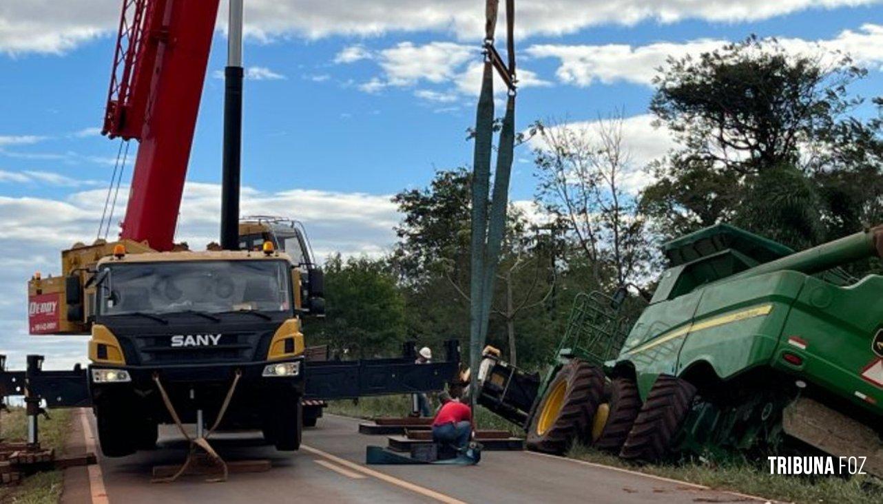 Colheitadeira em risco de capotamento é retirada com sucesso na PR-488 em Santa Helena Colheitadeira em risco de capotamento é retirada com sucesso na PR-488 em Santa Helena