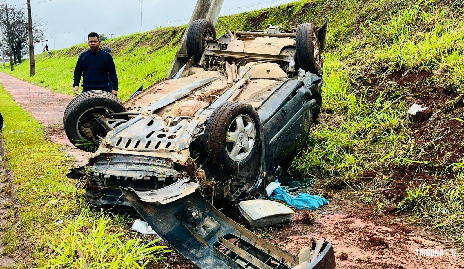 Condutor perde o controle na BR-277, sai da pista, colide com poste e capota em Foz do Iguaçu Condutor perde o controle na BR-277, sai da pista, colide com poste e capota em Foz do Iguaçu
