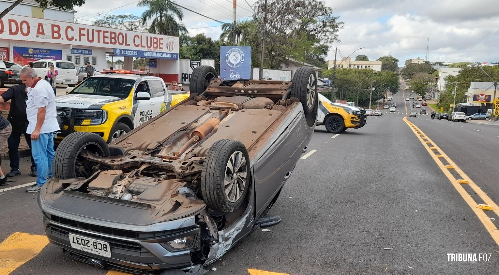 Condutora é presa por embriagues ao volante após colisão seguido de capotamento de veículo na Av. República Argentina Condutora é presa por embriagues ao volante após colisão seguido de capotamento de veículo na Av. República Argentina