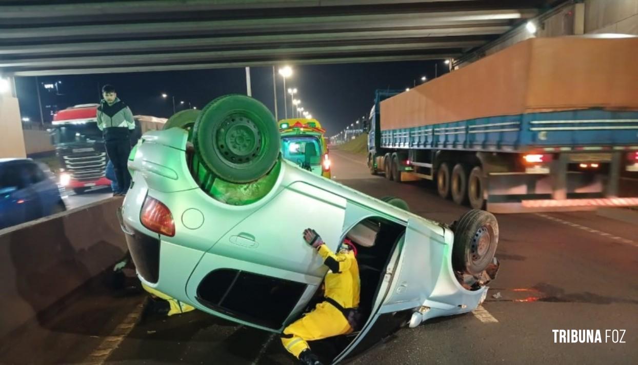 Condutora fica ferida após capotamento de veiculo no multiviaduto de Ciudad Del Este Condutora fica ferida após capotamento de veiculo no multiviaduto de Ciudad Del Este