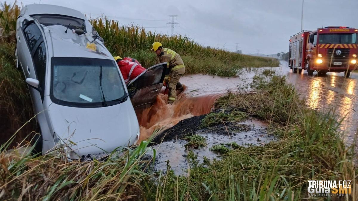 Família é resgatada após capotamento em córrego durante temporal em São Miguel do Iguaçu Família é resgatada após capotamento em córrego durante temporal em São Miguel do Iguaçu