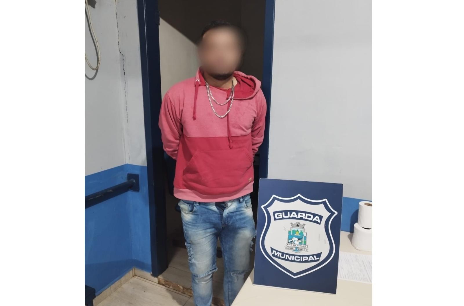 Guarda Municipal prende foragido da Justiça após ameaçar uma mulher na Vila A Guarda Municipal prende foragido da Justiça após ameaçar uma mulher na Vila A