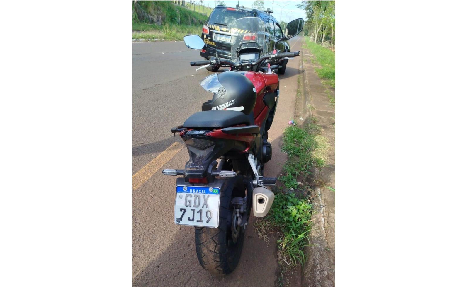 Moto usada pelos atiradores no homicídio na Vila Portes é abandonada na Av. Beira Rio Moto usada pelos atiradores no homicídio na Vila Portes é abandonada na Av. Beira Rio