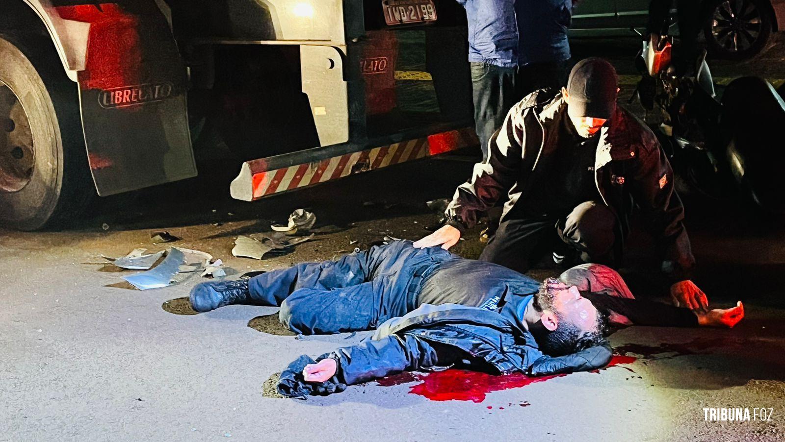 Motociclista fica gravemente ferido após colisão com carreta na marginal da BR-277, em Foz do Iguaçu Motociclista fica gravemente ferido após colisão com carreta na marginal da BR-277, em Foz do Iguaçu
