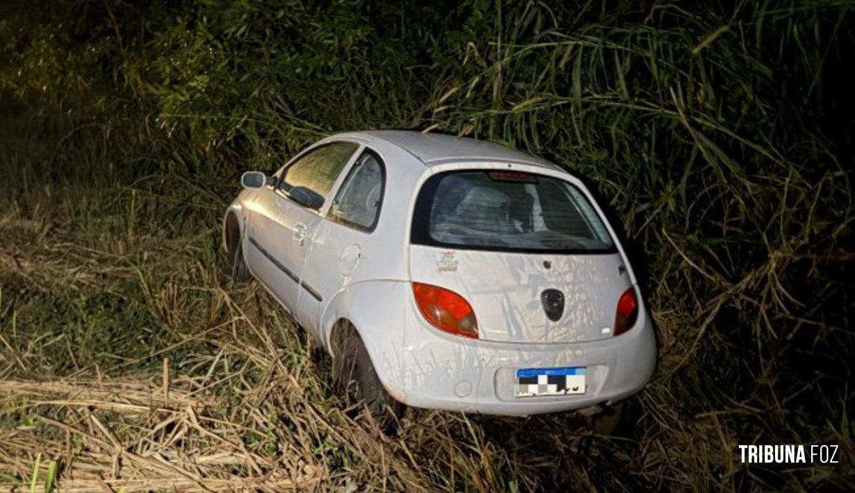 Motorista perde controle e sai da pista na PR-317 entre Santa Helena e Sub-Sede Motorista perde controle e sai da pista na PR-317 entre Santa Helena e Sub-Sede