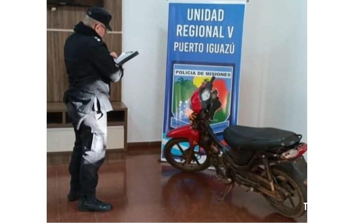 Policia detém dois menores empurrando motoneta roubada em Puerto Iguazu Policia detém dois menores empurrando motoneta roubada em Puerto Iguazu