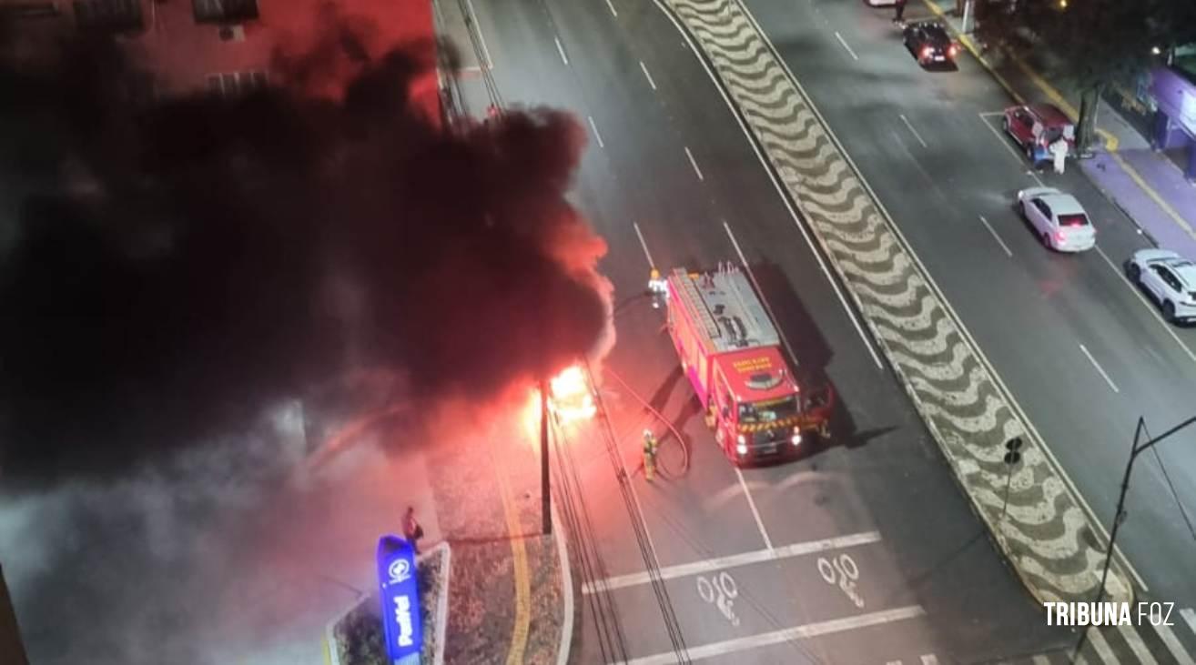 Veiculo pega fogo e morador de rua tenta furtar ferramentas do Corpo de Bombeiros Veiculo pega fogo e morador de rua tenta furtar ferramentas do Corpo de Bombeiros