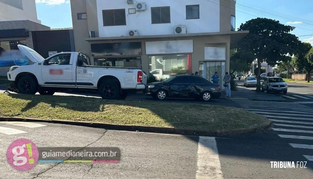 Acidente entre caminhonete e carro é registrado em cruzamento no centro de Medianeira Acidente entre caminhonete e carro é registrado em cruzamento no centro de Medianeira